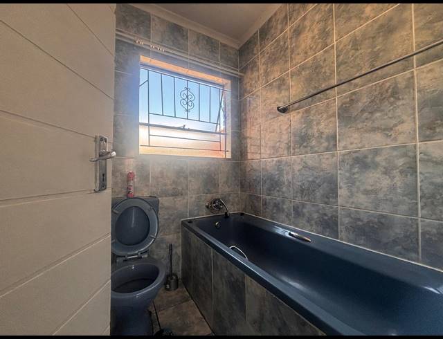 3 BEDROOM HOUSE TO LET IN MANDELA VIEW